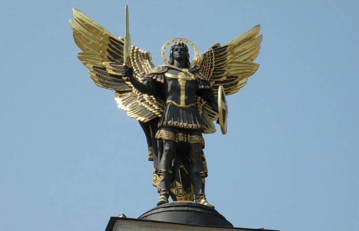 Тривога, страх і дивні сни? Ось молитва до Архангела Михайла, яку не можна ігнорувати, якщо ночами вас переслідують важкі думки і внутрішній неспокій не дає спокійно спати